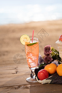 创意苹果果汁沙滩上的水果饮料背景