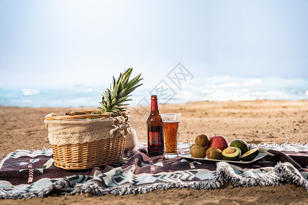 玻璃海滩沙滩上的水果和饮料背景