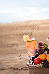 创意苹果果汁沙滩上的水果饮料背景