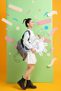 教育抽象图拿着灯泡图标的年轻女孩背景