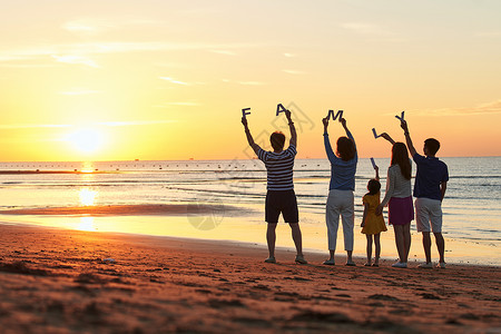 夏天英文艺术字在海边度假的快乐家庭背景