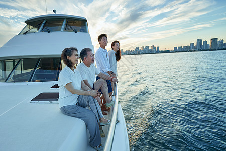 快乐家庭乘坐游艇出海图片