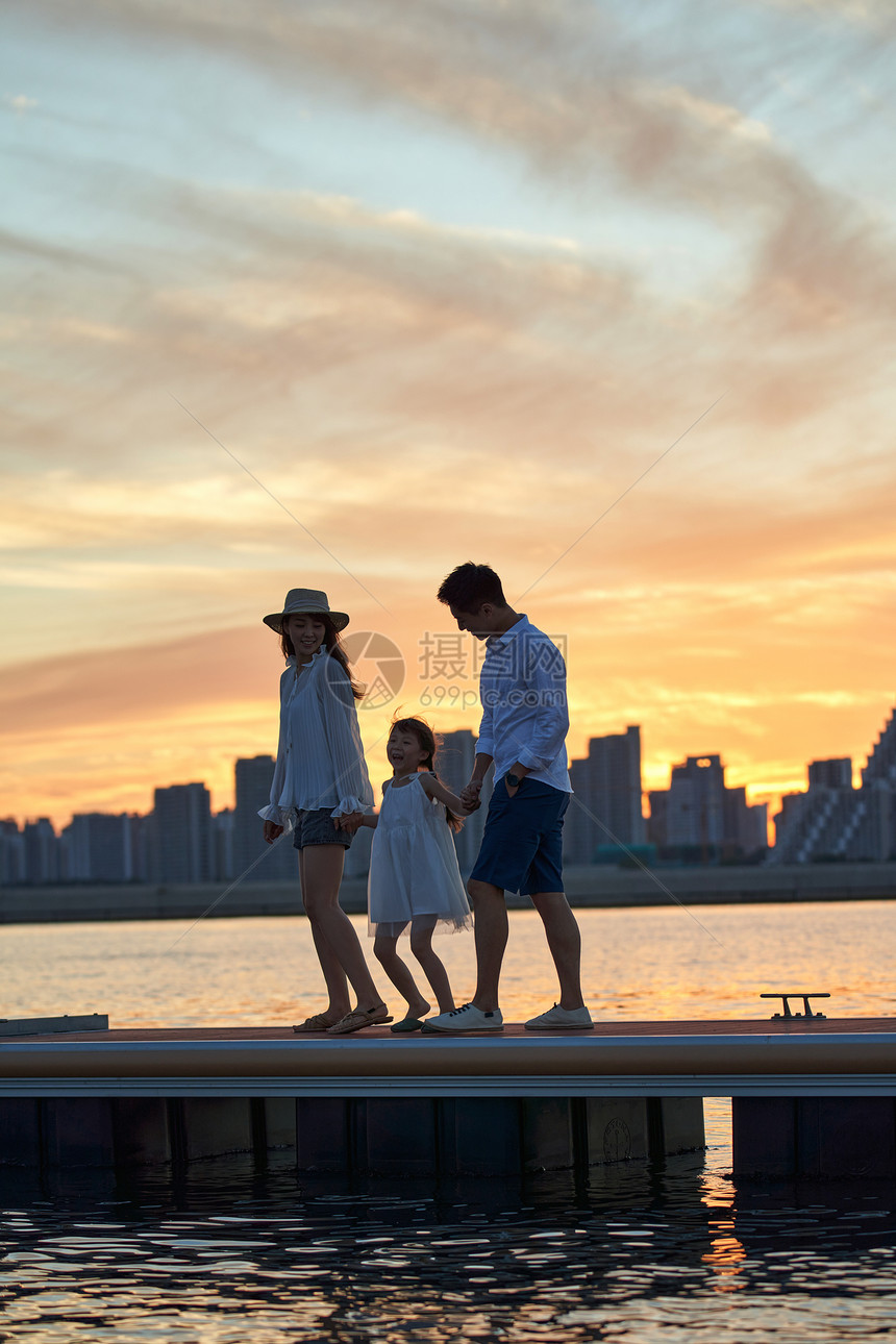 一家三口在海边度假图片