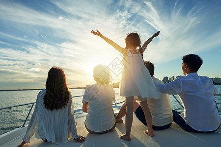 日光浴女孩欢乐家庭乘坐游艇出海背景