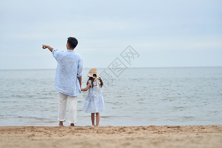 快乐父女在海边玩耍高清图片