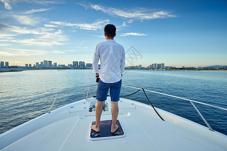 帆船魅力青年男人乘坐游艇出海背景