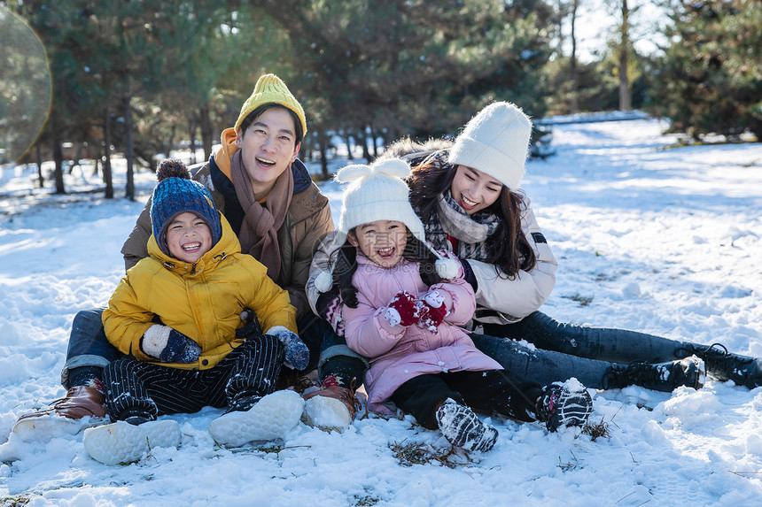 快乐的一家人坐在雪地上图片