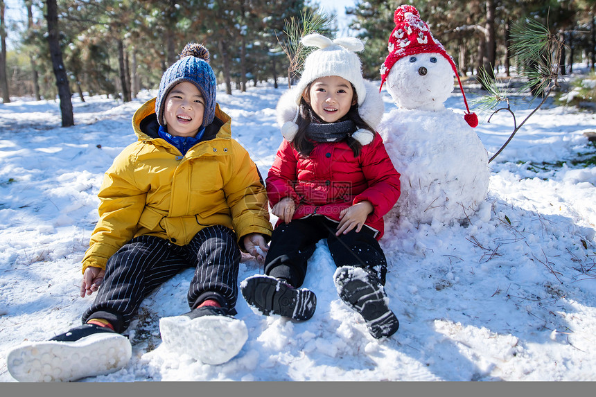 快乐儿童和雪人图片