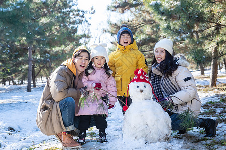 幸福的一家四口和雪人图片