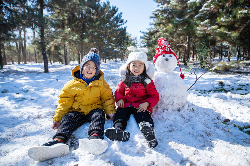 快乐儿童和雪人图片