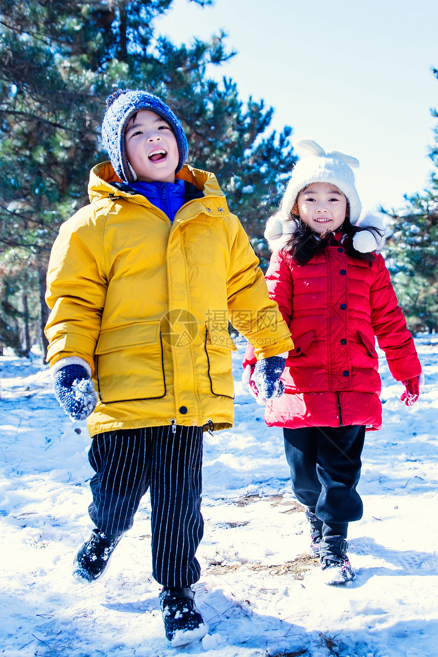 快乐儿童在雪地上玩耍图片