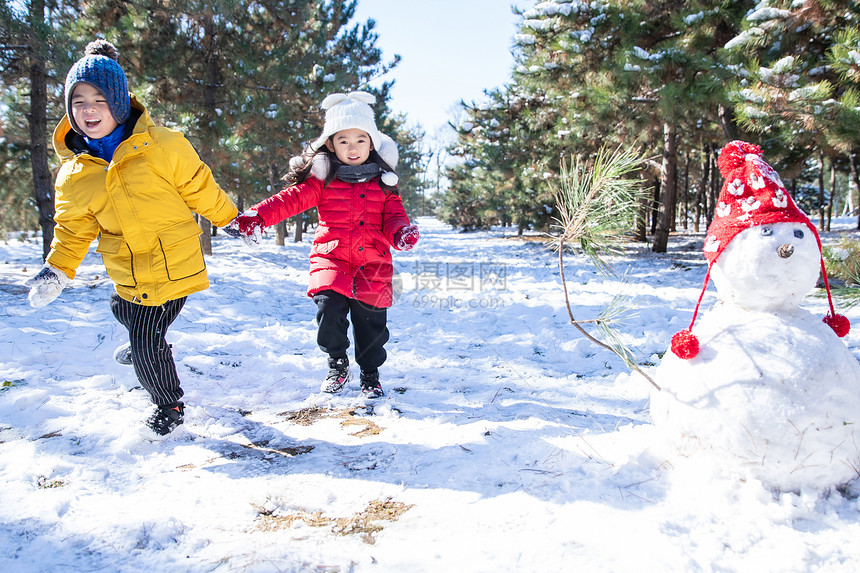 快乐儿童和雪人图片