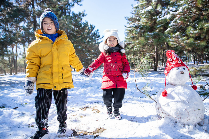 快乐儿童和雪人图片