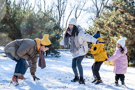 做父亲的靠山快乐的一家人在雪地里做游戏背景