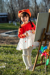 顽皮的小女孩可爱的小女孩在户外画画背景