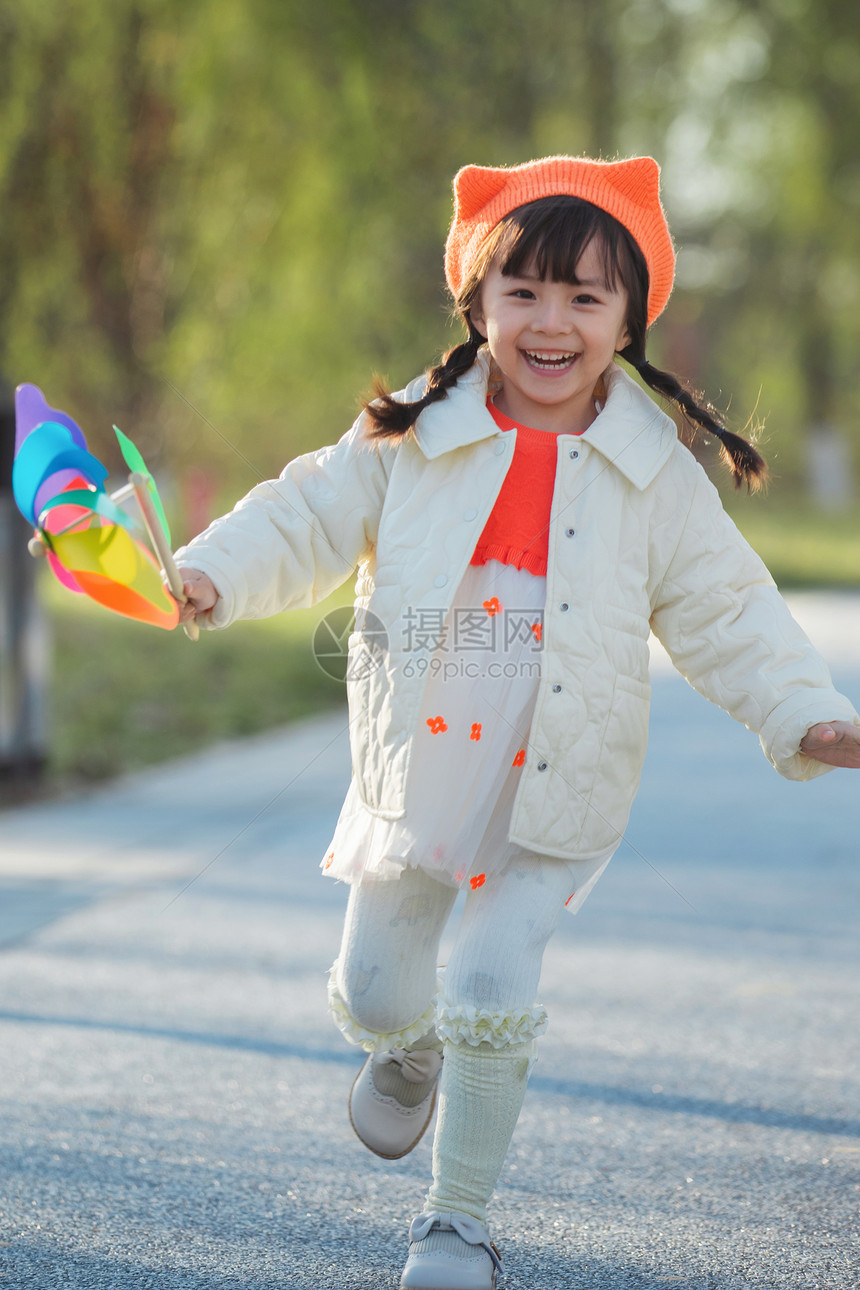 可爱的小女孩在户外玩耍图片