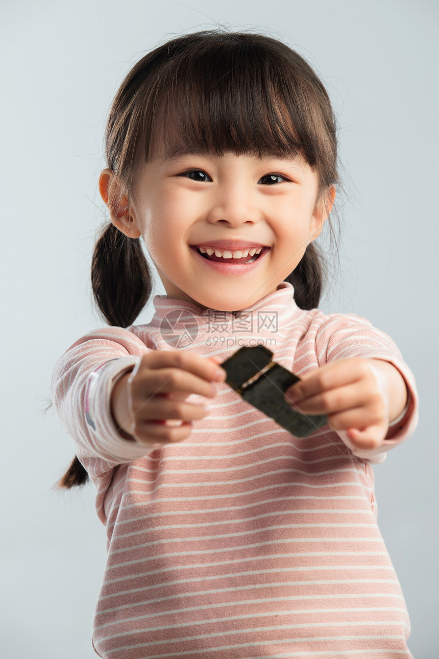 可爱的小女孩正在吃零食图片