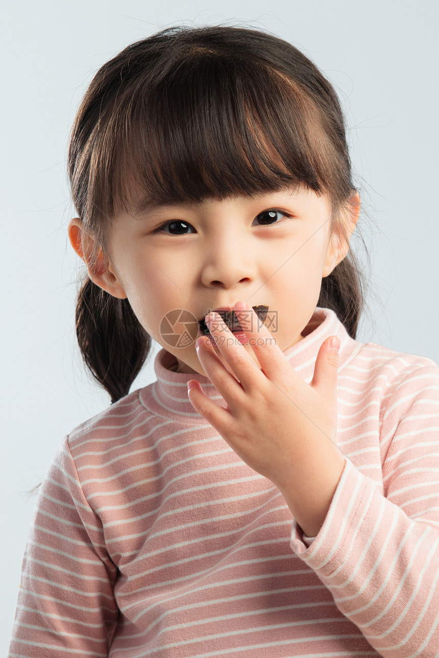 可爱的小女孩正在吃零食图片