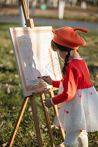 未成年人可爱的小女孩在户外画画背景