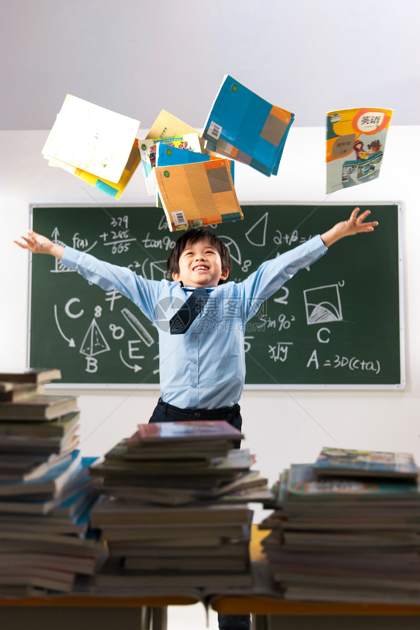 教室里兴奋的小学生图片