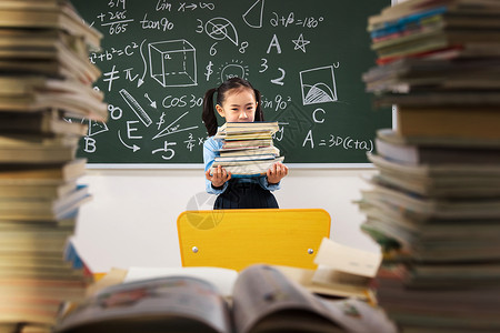 搬书搬着沉重课本的小学女生背景