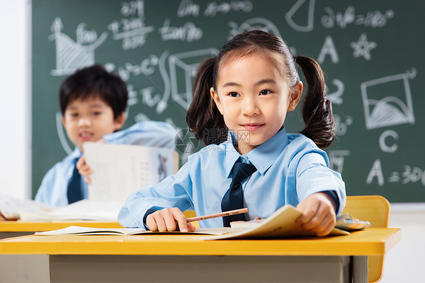 小学生在教室里上课图片