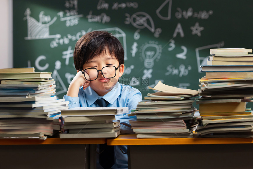 面对作业苦恼的小学生图片