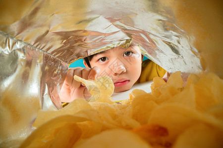 吃薯片的小男孩高清图片
