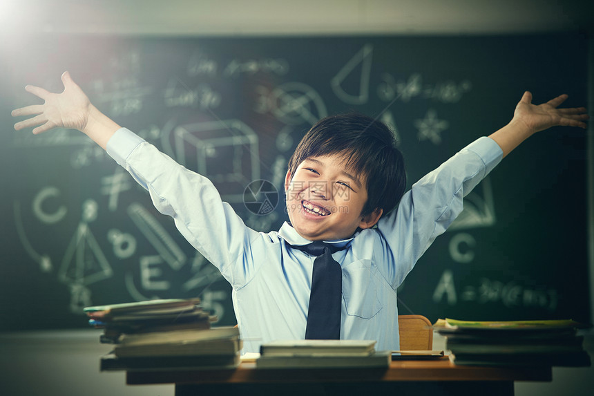 教室里兴奋的小学生图片