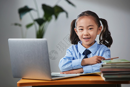 小学女生在线上网课高清图片