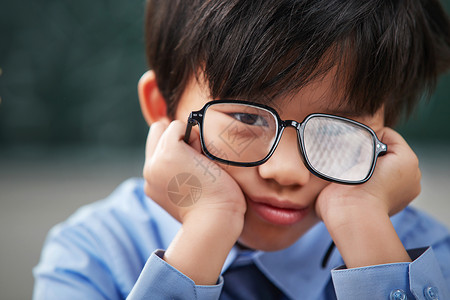 托脸的男孩戴眼镜的小学男生背景