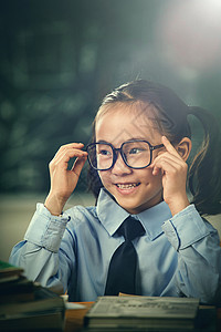 戴眼镜的小学女生享乐高清图片素材
