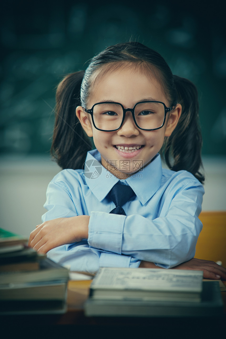 戴眼镜的小学女生图片