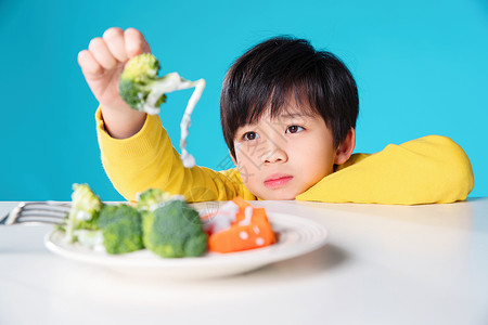 小男孩吃蔬菜图片