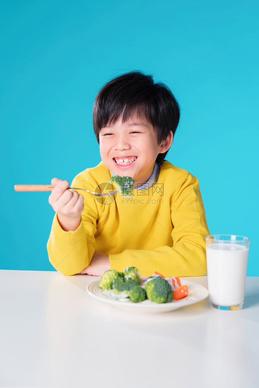 快乐的小男孩吃蔬菜图片