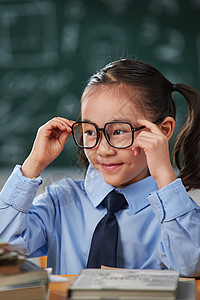 戴眼镜的小学女生小学生高清图片素材