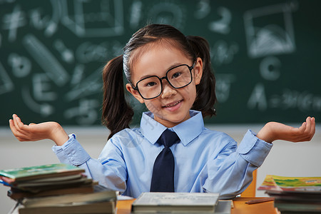 戴眼镜的小学女生仅儿童高清图片素材