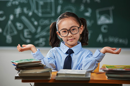 戴眼镜的小学女生知识高清图片素材