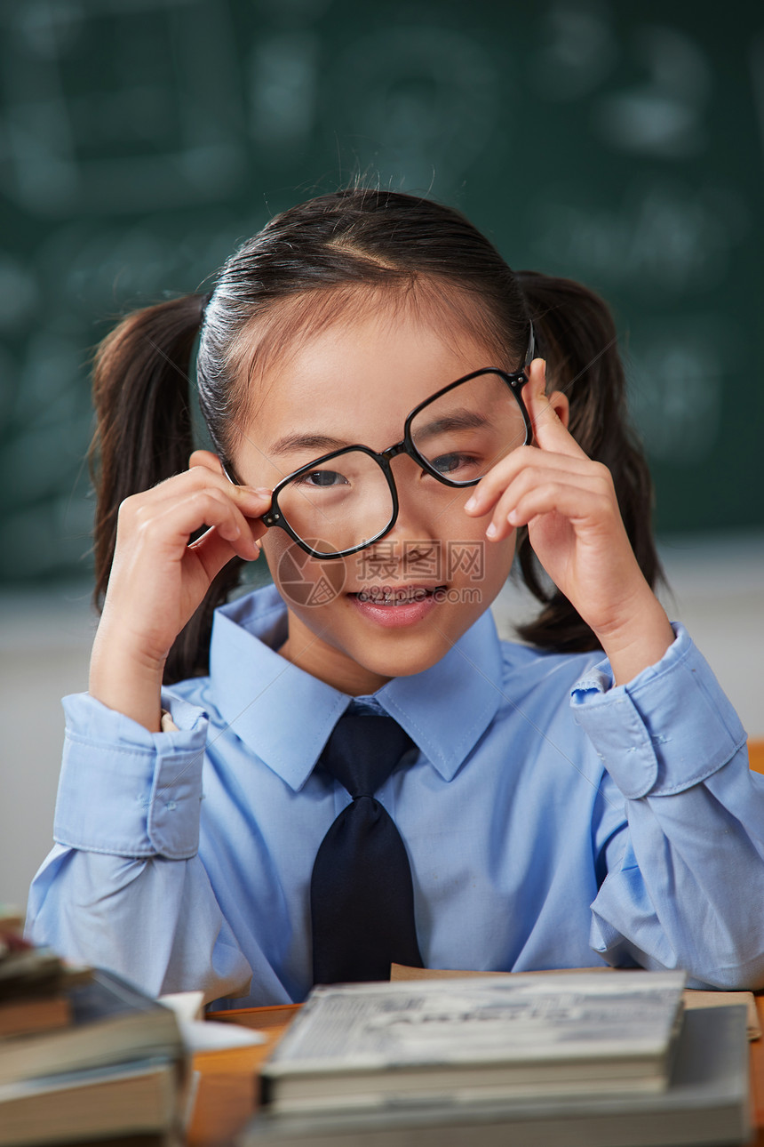 戴眼镜的小学女生图片