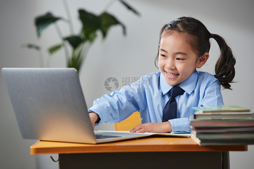 小学女生在线上网课图片