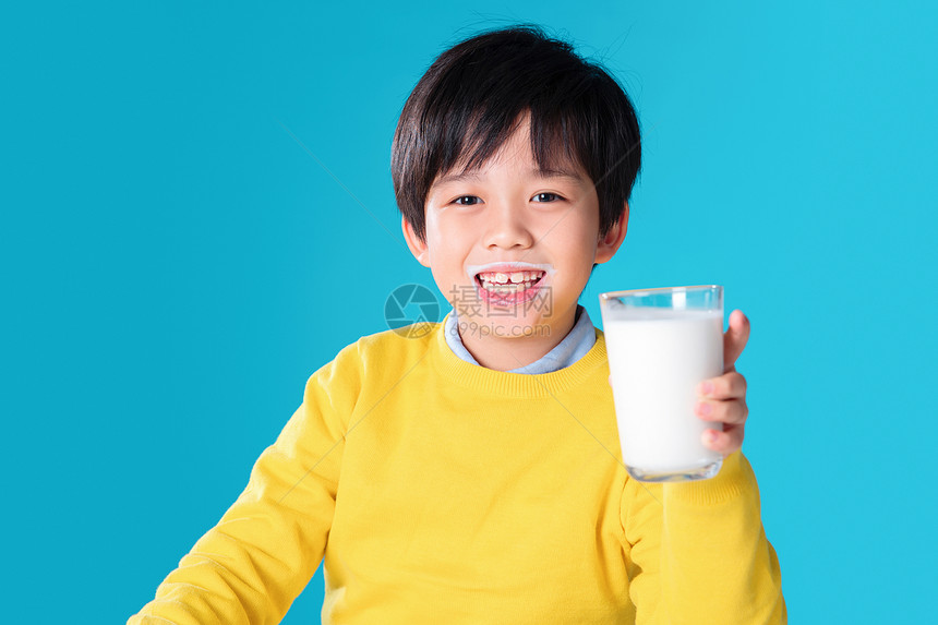 快乐的小男孩喝牛奶图片