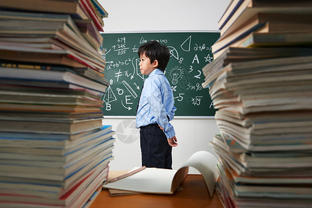 教室里的小学生图片