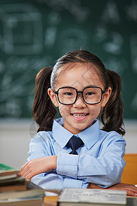 戴眼镜的小学女生上课高清图片素材