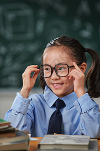 戴眼镜的小学女生黑板高清图片素材