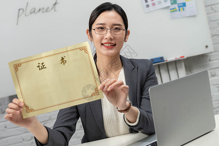 商务女士拿着证书中国高清图片素材