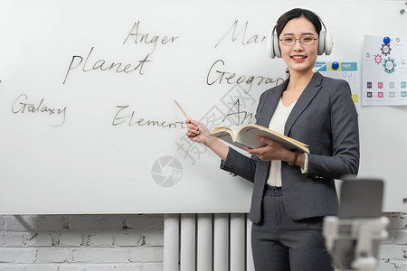 直播上网课的青年女教师放松高清图片素材