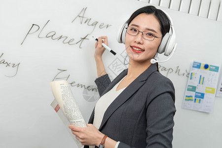 直播上网课的青年女教师乐趣高清图片素材