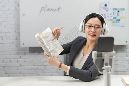 直播上网课的青年女教师无线电技术高清图片素材