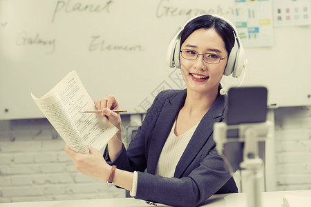 直播上网课的青年女教师视频高清图片素材