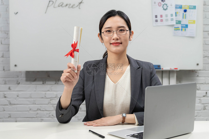 商务女士拿着喜报图片